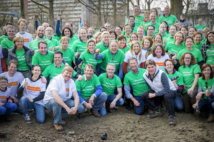 Apeldoornse ondernemers, samen met Koning Willem-Alexander en Koningin Máxima, tijdens NLdoet in Apeldoorn