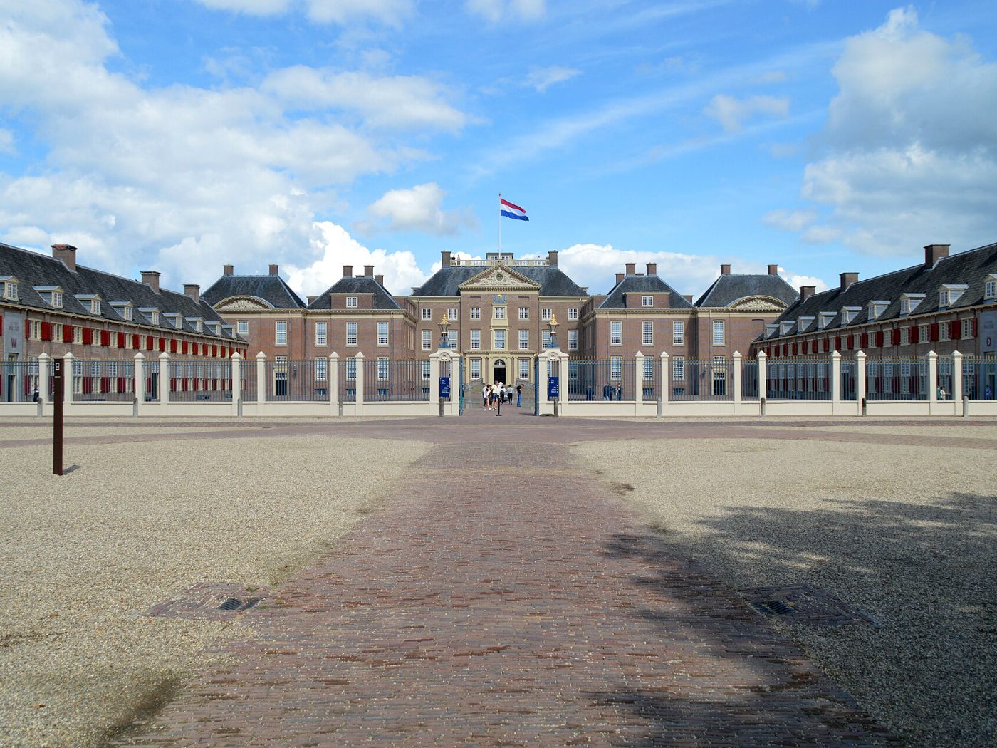 De Vismarkt aan het water in Apeldoorn, met terrassen en de Grote Kerk op de achtergrond