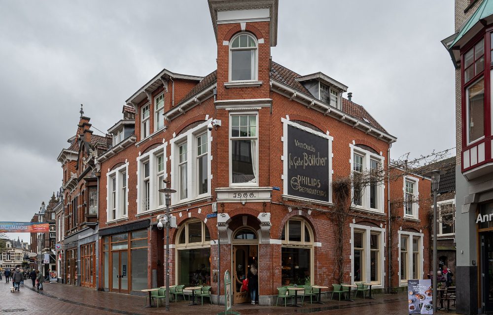 De Grote Markt in Apeldoorn met terrassen en de Grote Kerk